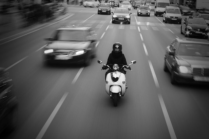 L'indemnisation d'un motard victime d'un accident de la route alors qu'il remontait une file de véhicule à l'arrêt à Marseille